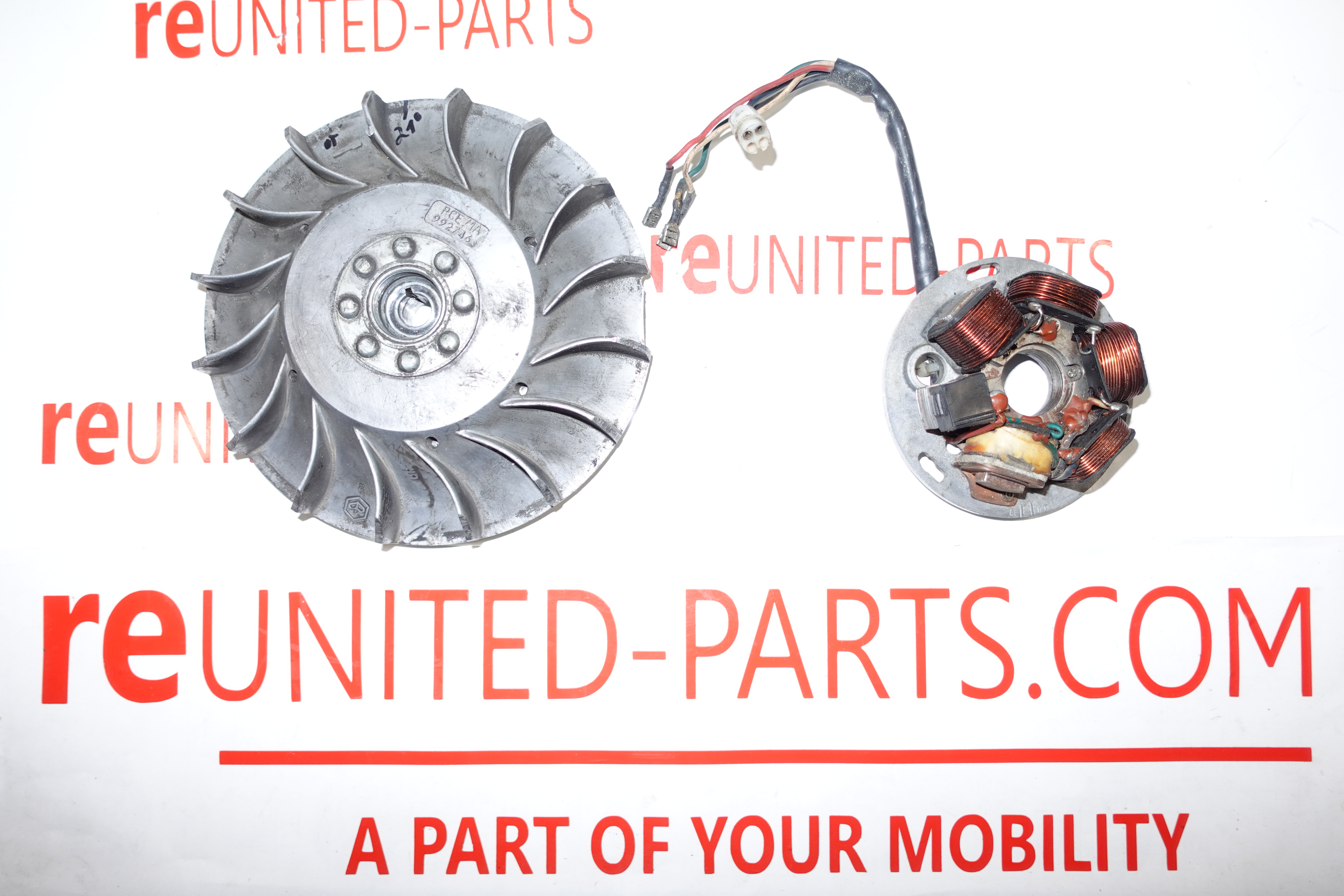 Vespa Piaggio PX, Cosa 200 | Polrad, ohne Elestart, Teil-Nr.: 992746, PCE/1A mit Zündgrundplatte 3 Kabel und 2-poliger Multistecker